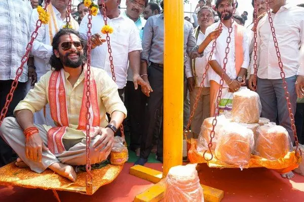 Nani Visits Medaram Temple Ahead of The Paradise Release